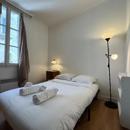 Typique 2 Pieces - Centre-ville - Rer A A 4 Min Apartment *